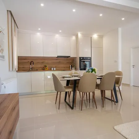 Garden Apartment *