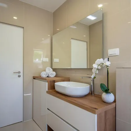 Garden Apartment *