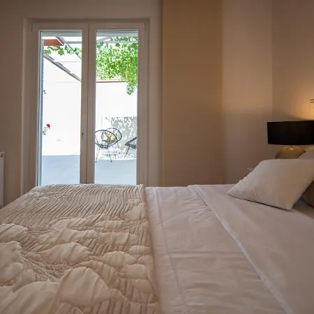 Garden Apartment *